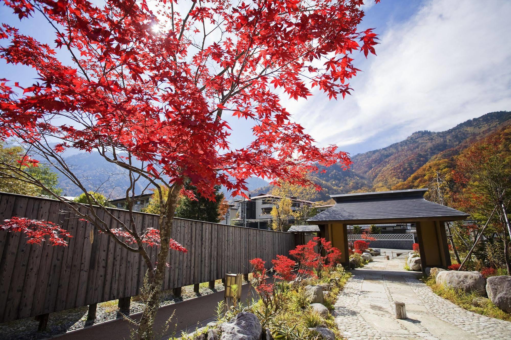 Miyama Ouan Kyoritsu Resort Takayama  Bagian luar foto Autumn colours at the hot spring resort of Ōwakudani